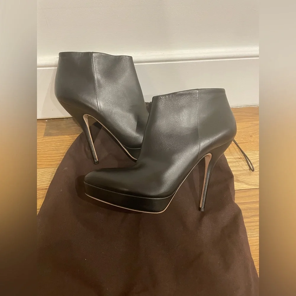 NWT Gucci Black Leather Ankle Boots Size 41 - Picture 1 of 7